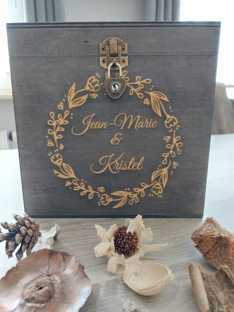 Urne en bois gravée