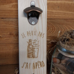 décapsuleur mural en bois