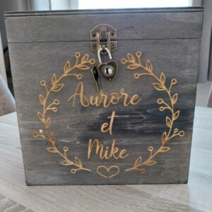 Urne en bois gravée